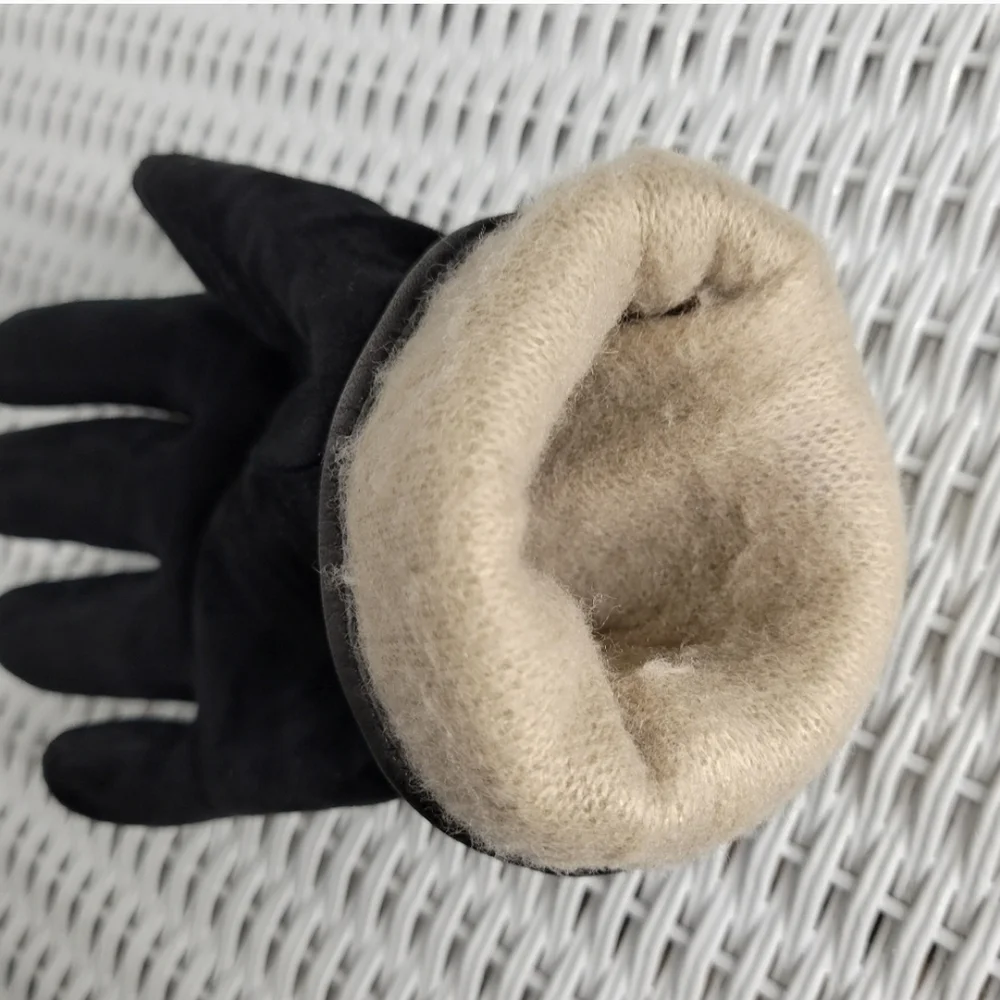 Isotoner Black Insulated Gloves with Textured Wristband